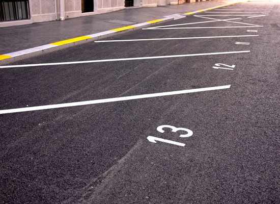 Lignes de stationnement Emplacements de stationnement fraichement tracé pour véhicules roulants