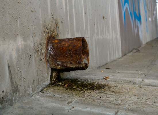 Tuyaux d'évacuation d'eau endomagé Tuyaux d'évacuation d'eau pluvial endomagé